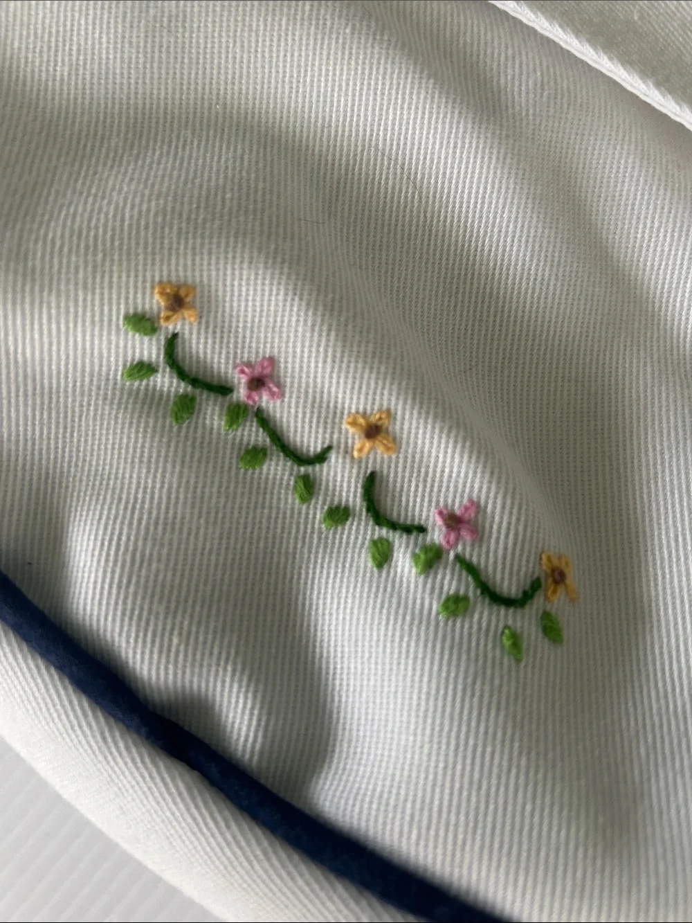 Vintage White Floral Embroidered Clutch with Wooden Handle